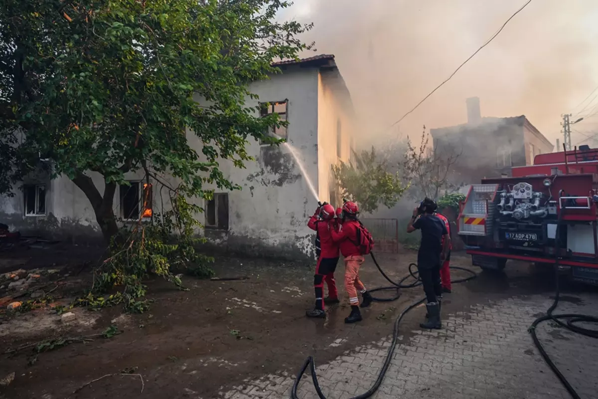 Çanakkale'de tahliye edilen köy alevlere teslim oldu
