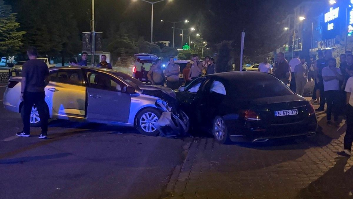 Erzincan'da Trafik Kazası: Eski CHP İl Başkanı Yaralandı