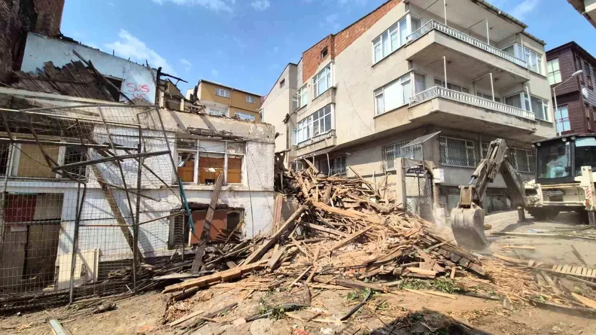 Tekirdağ'da Çökme Tehlikesi Oluşturan Metruk Bina Kontrollü Şekilde Yıkıldı
