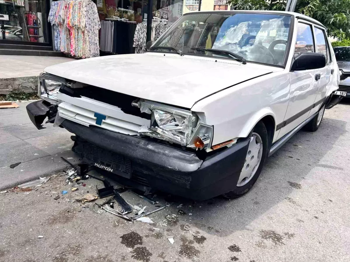 Ankara'da Minibüs Park Halindeki Araçlara Çarptı
