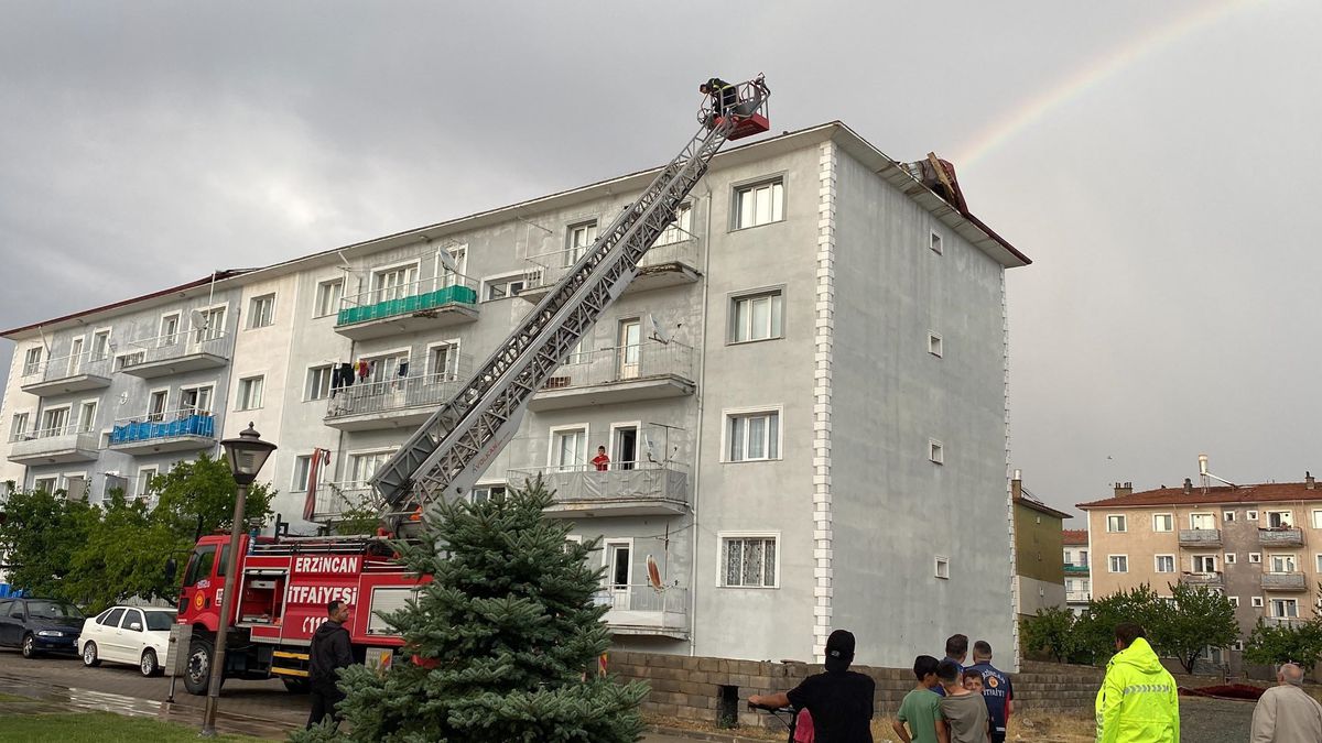 Erzincan'da Şiddetli Rüzgar ve Sağanak Yağış Hayatı Felç Etti