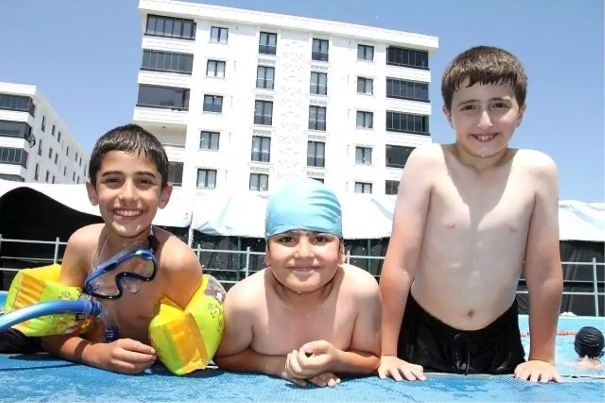 Erzurum'da Portatif Yüzme Havuzu Çocukları Buluşturuyor