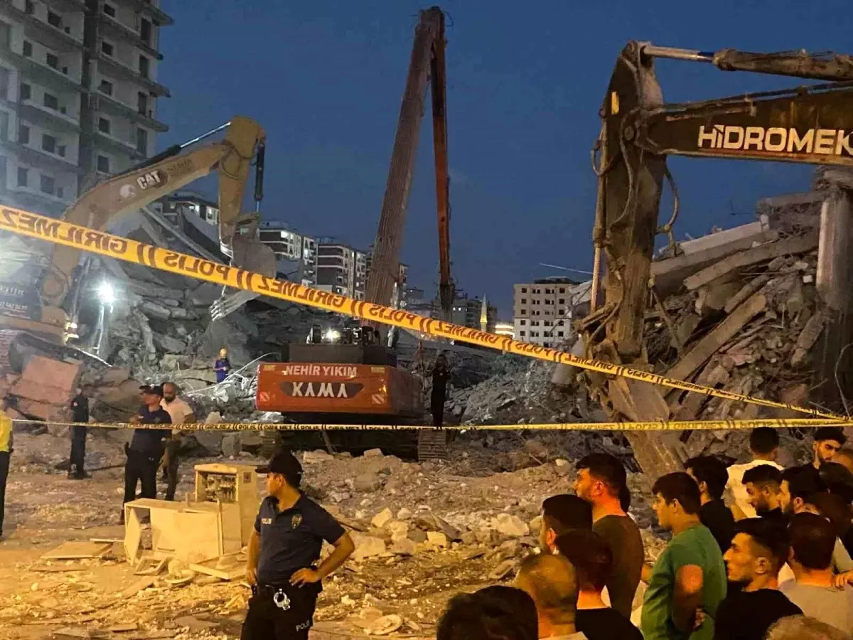 Kahramanmaraş'ta Yıkım Sırasında Bina Çöktü: Operatör Hayatını Kaybetti