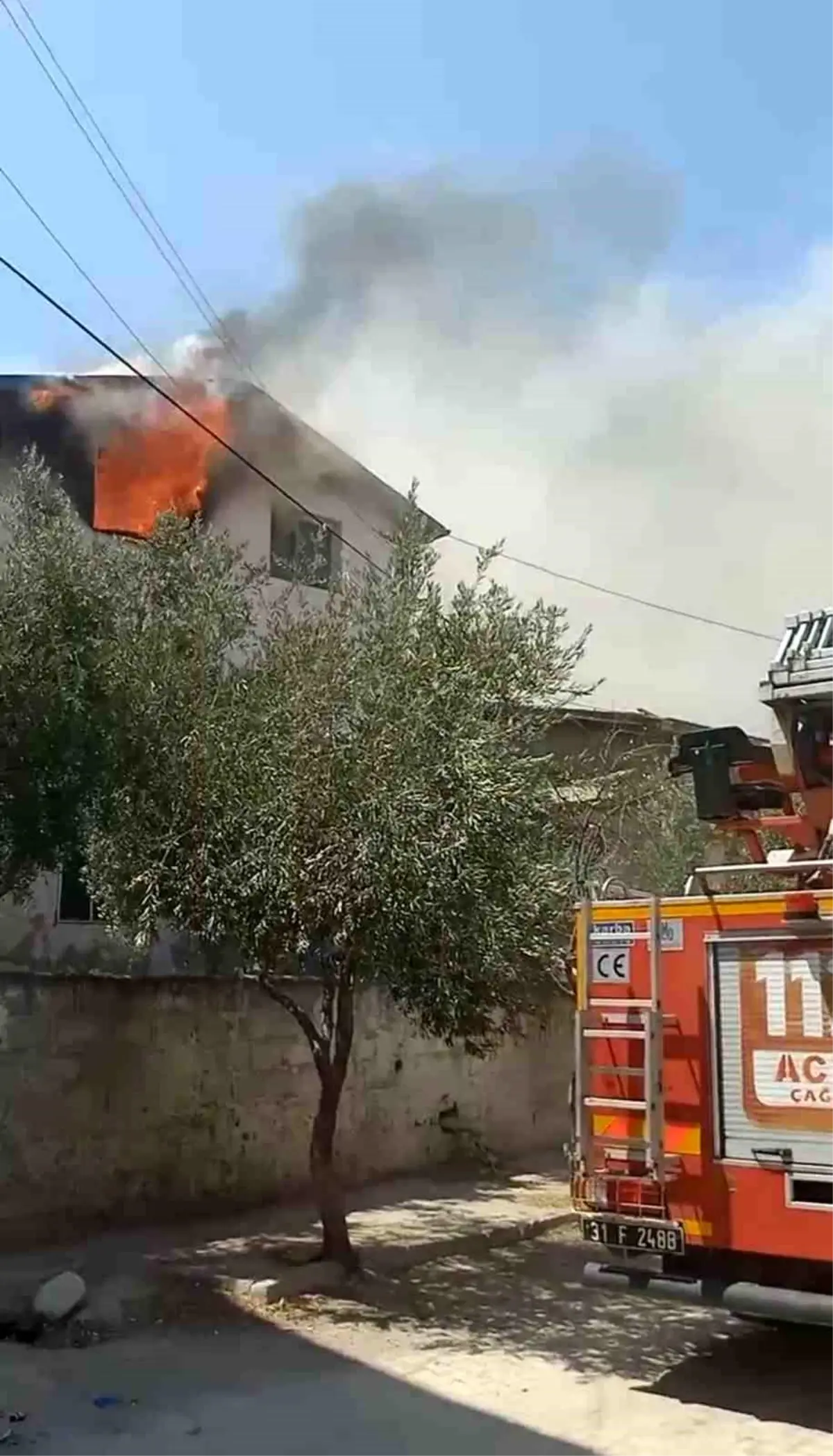 Hatay'da Yangın: Anne Kurtarıldı, 3 Yaşındaki Çocuk Hastaneye Kaldırıldı
