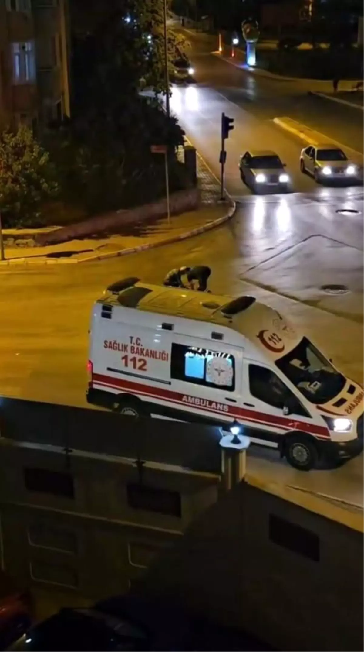 Yaşlı Pazarcının Düşen Meyvelerine Ambulans Şoförü ve Vatandaşlar Yardım Etti