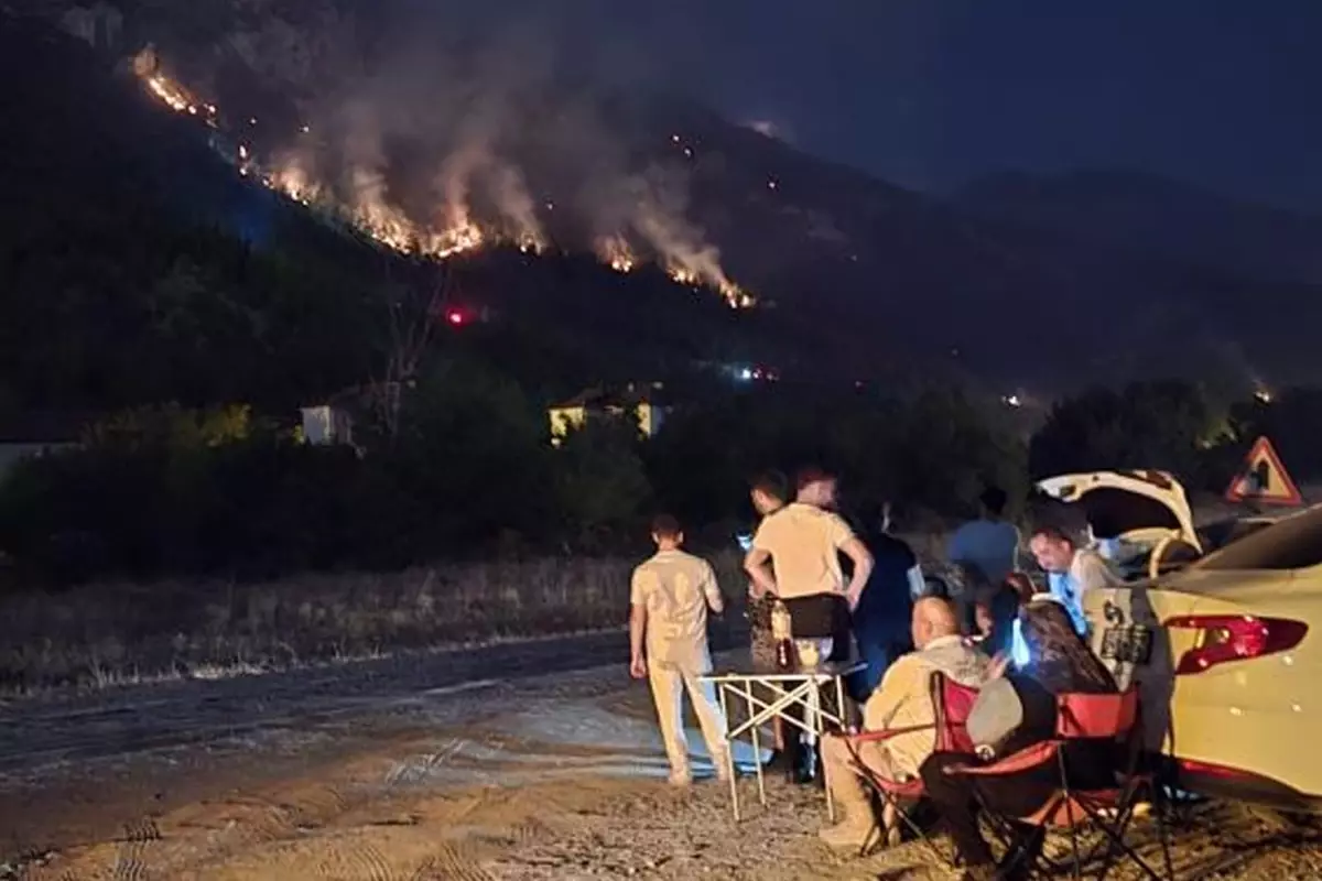 Karabük'te orman yangınını çay içerek izlediler