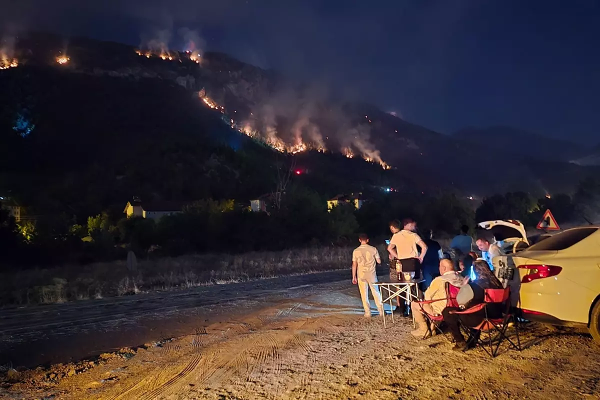 Karabük'te orman yangınını kamp sandalyesine yaslanıp izlediler