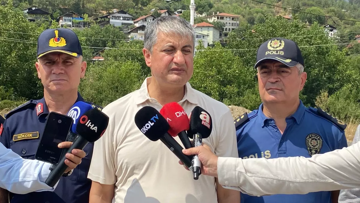 Karabük'te Orman Yangını Kontrol Altına Alınmaya Çalışılıyor