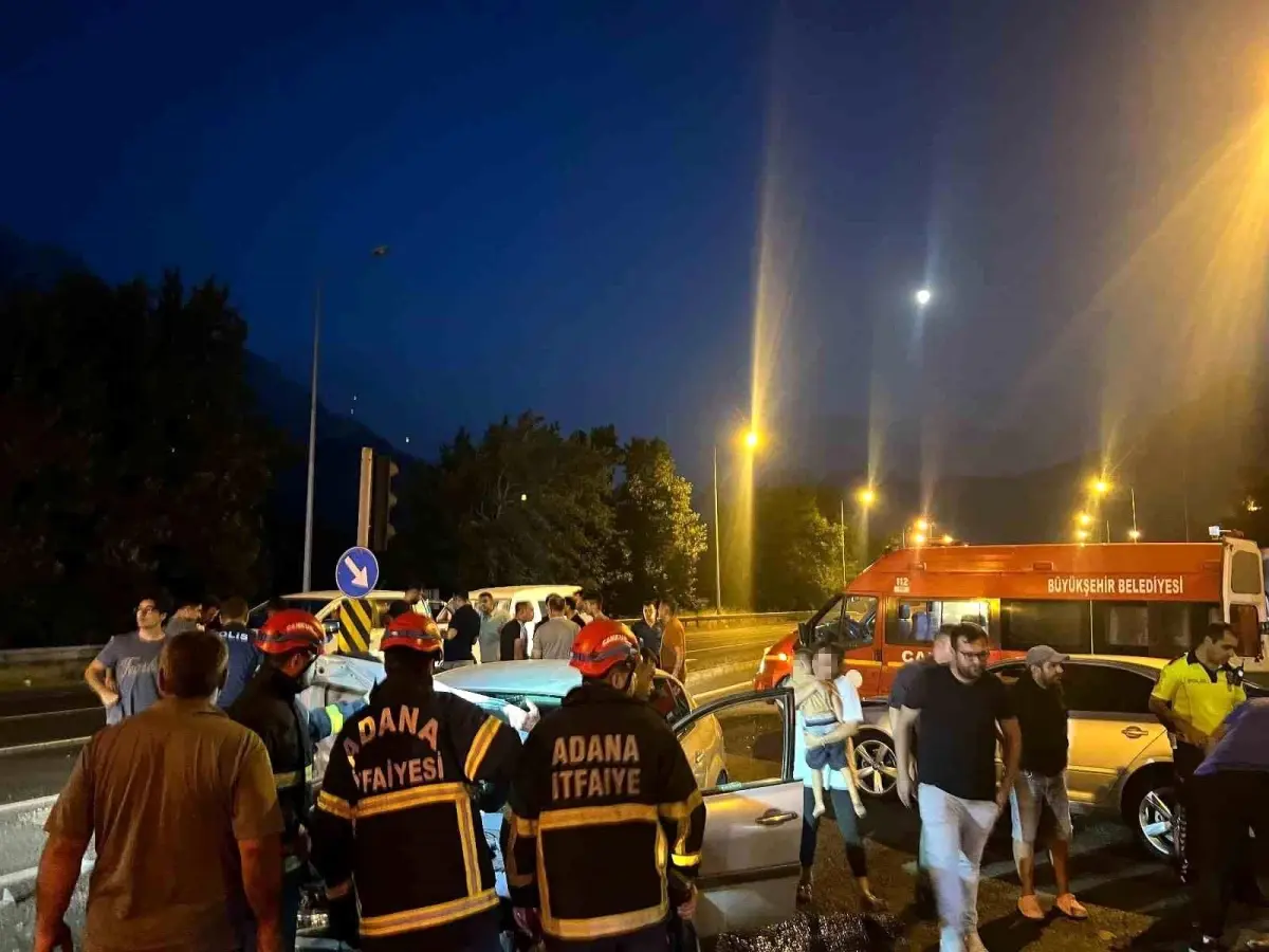 Adana'da Kırmızı Işıkta Geçen Otomobil Kazaya Neden Oldu: 5 Yaralı