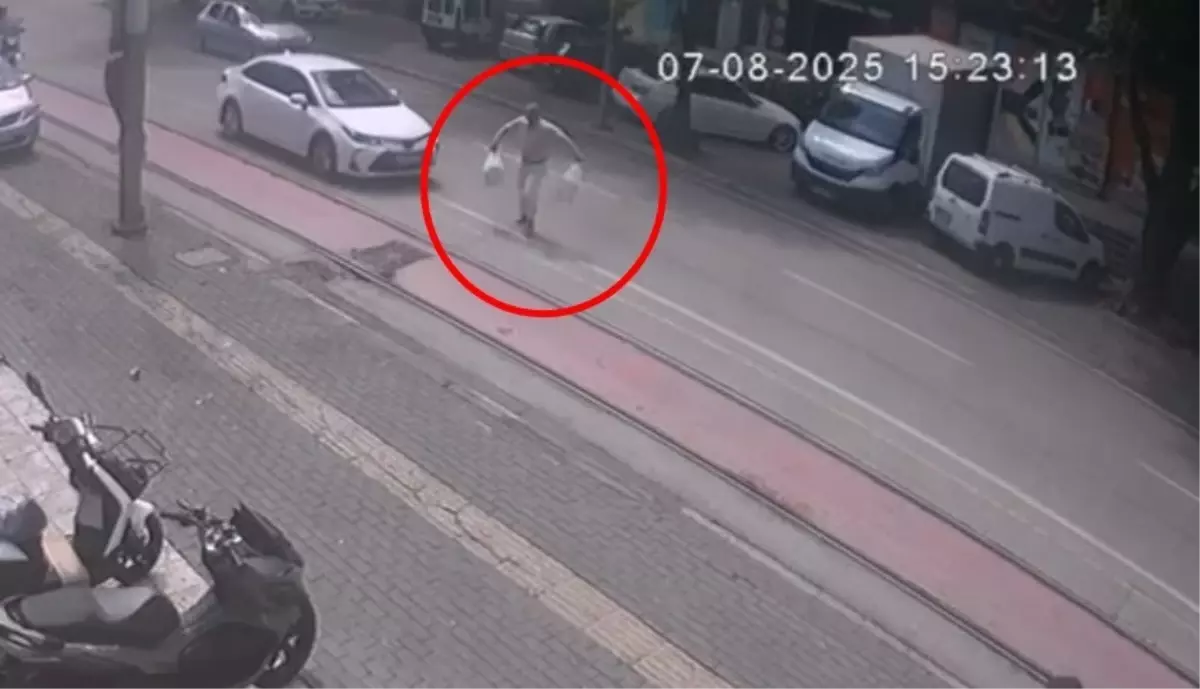 Market Alışverişi Yapan Adam Otomobilin Çarpmasıyla Yaralandı