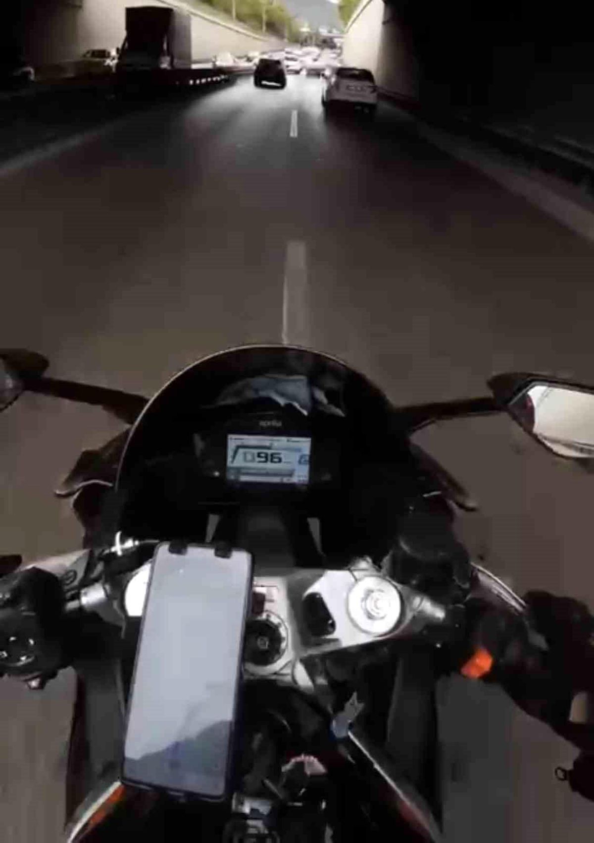 Bursa'da Motosikletli Sürücünün Kaza Anı Kask Kamerasında