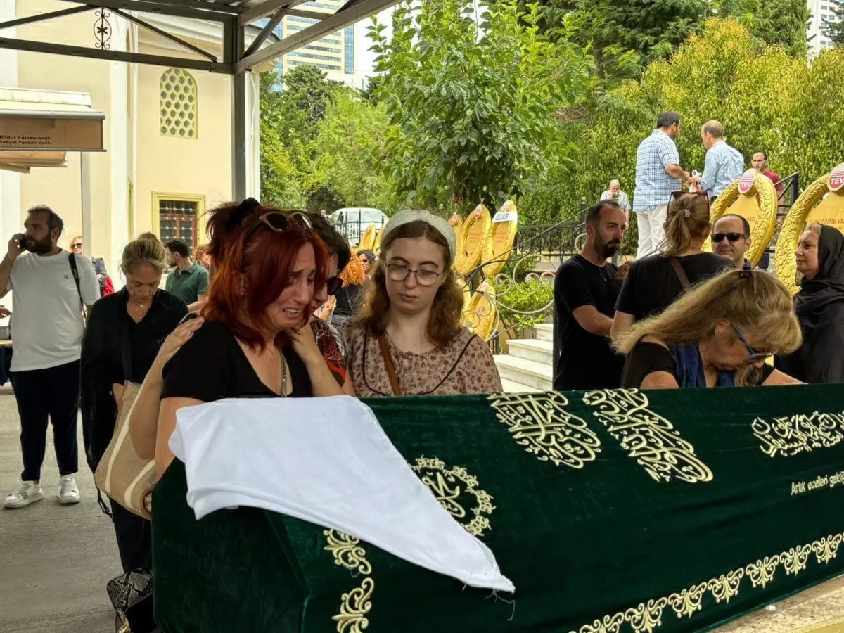 Yeşilçam'ın Usta İsimlerinden Münir Özkul'un Eşi Umman Özkul Hayatını Kaybetti