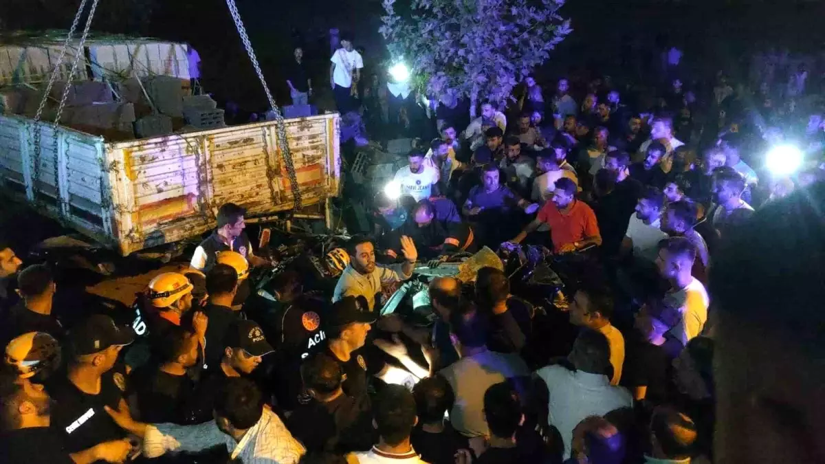 Van'da Trafik Kazası: İki Kişi Hayatını Kaybetti