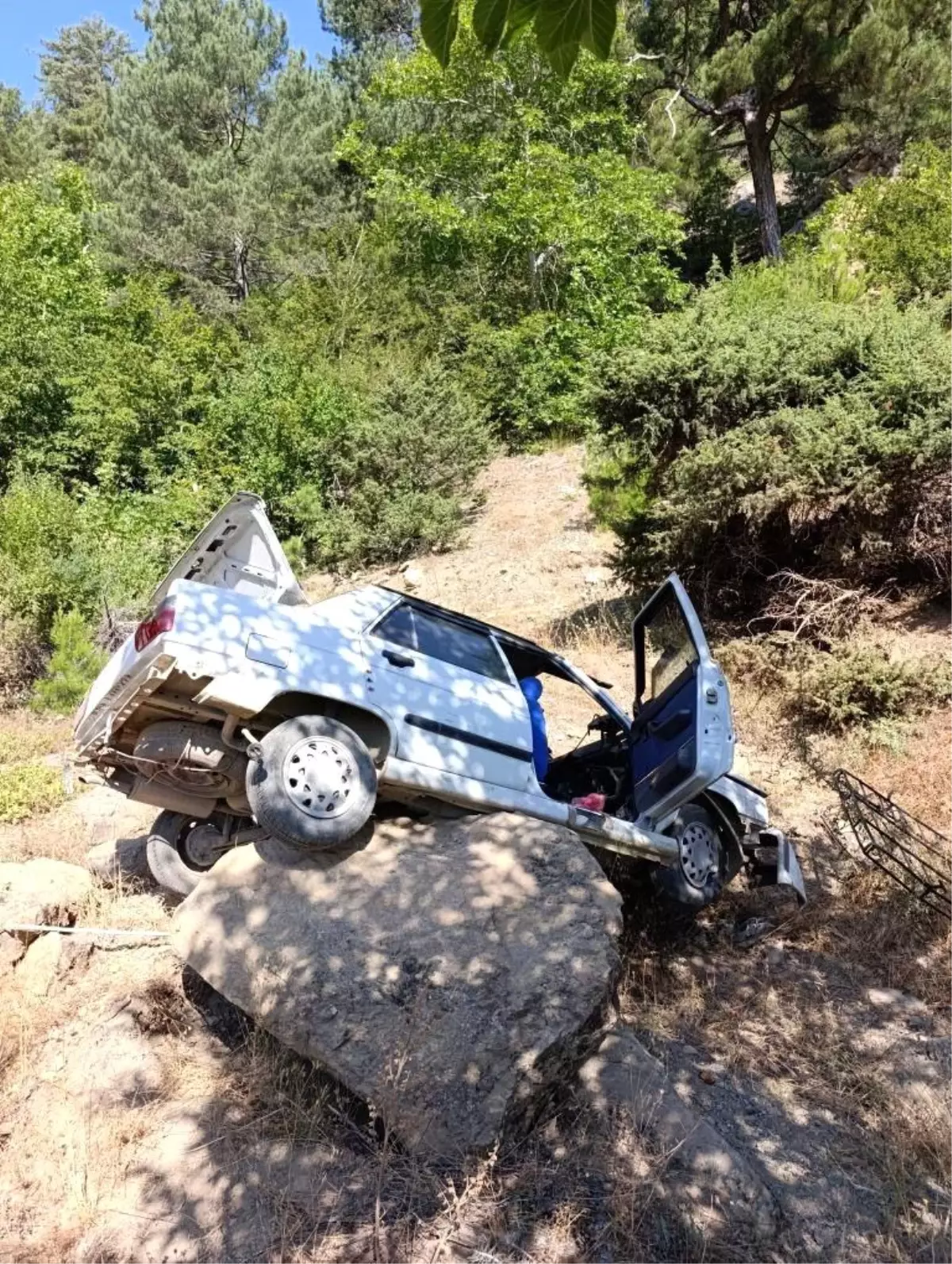 Adana'da Otomobil Şarampole Devrildi: 2 Yaralı