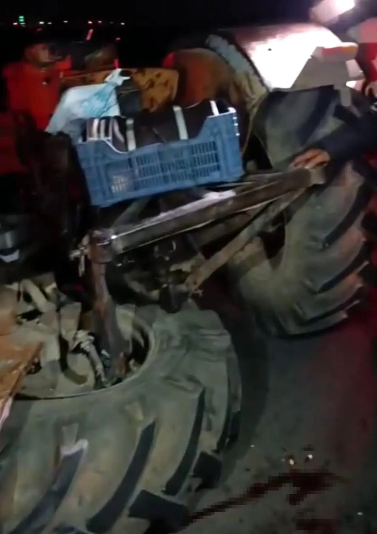 Mersin'de Traktör ile Otomobil Çarpıştı: 2 Yaralı