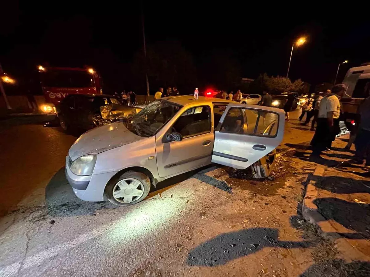 Kayseri'de Trafik Kazası: İki Yaralı ve Sıkışan Kadın Kurtarıldı