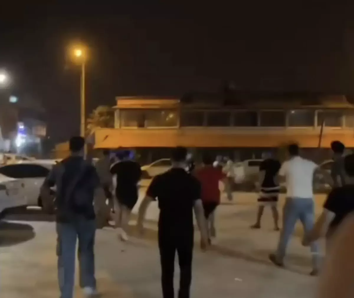 Alkollü Şahıslar Parkta Polise Bıçakla Saldırmaya Çalıştı