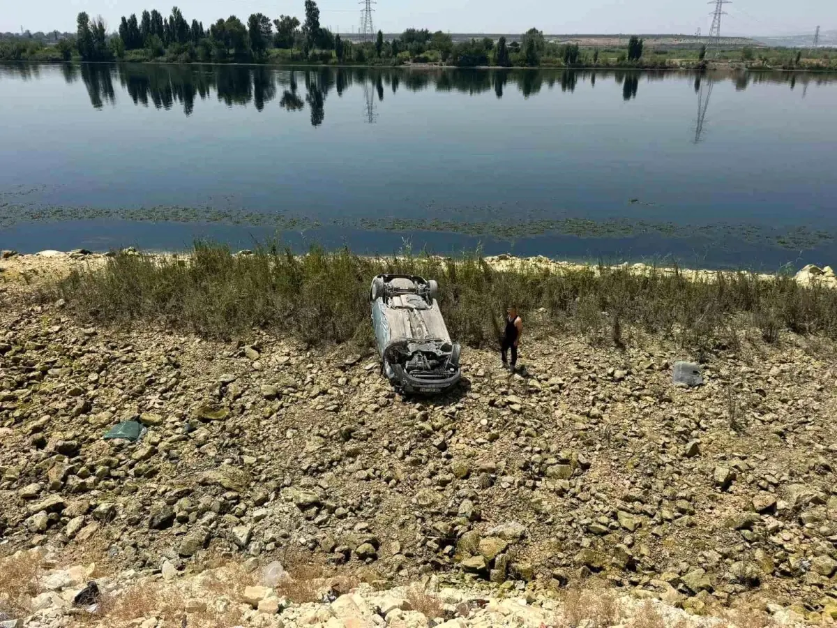 Şanlıurfa'da Otomobil Şarampole Devrildi, Sürücü Yaralanmadı