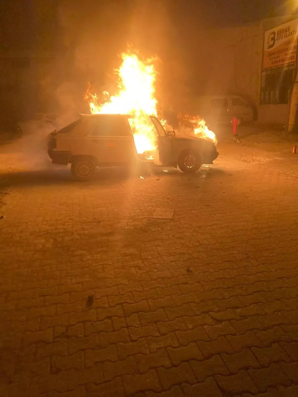 İnegöl'de Motor Kısmından Alev Alan Otomobil Hurdaya Döndü