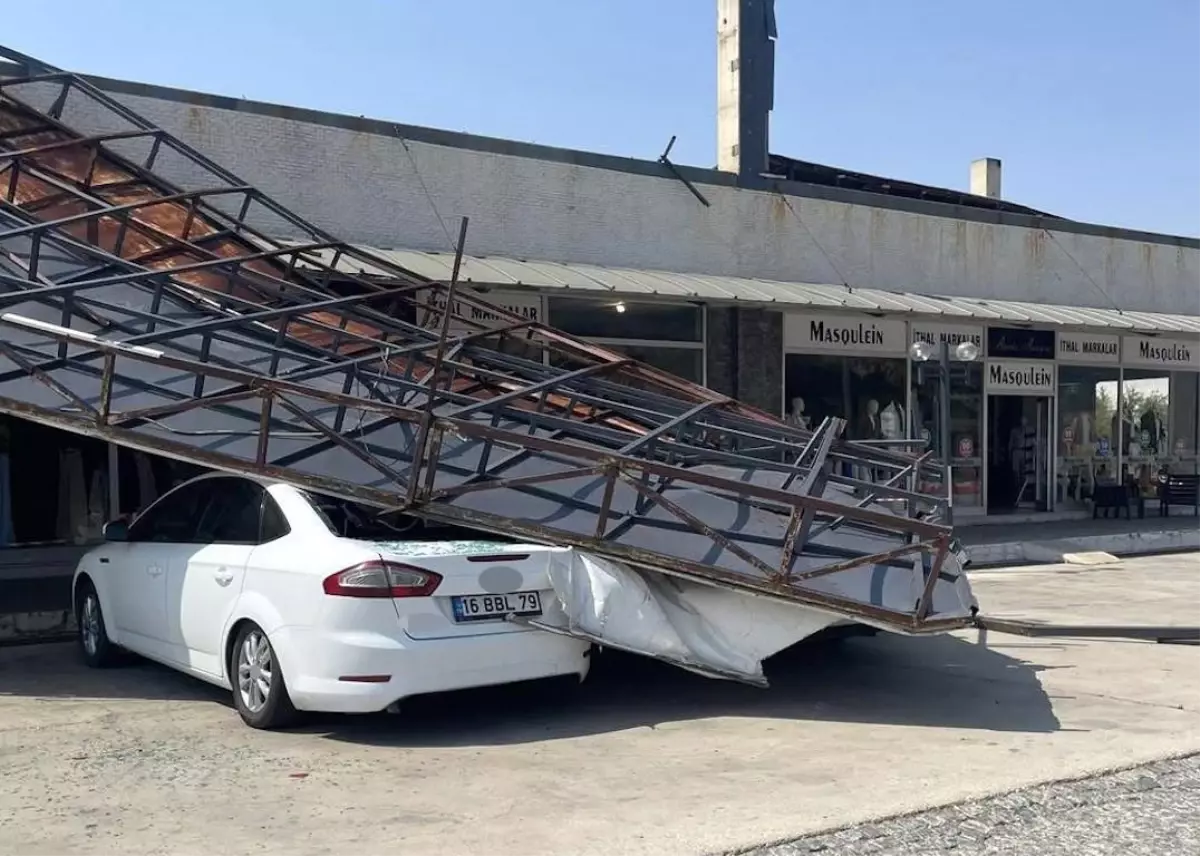 Balıkesir'de Fırtına, Park Halindeki Araçların Üzerine Reklam Tabelası Devrildi