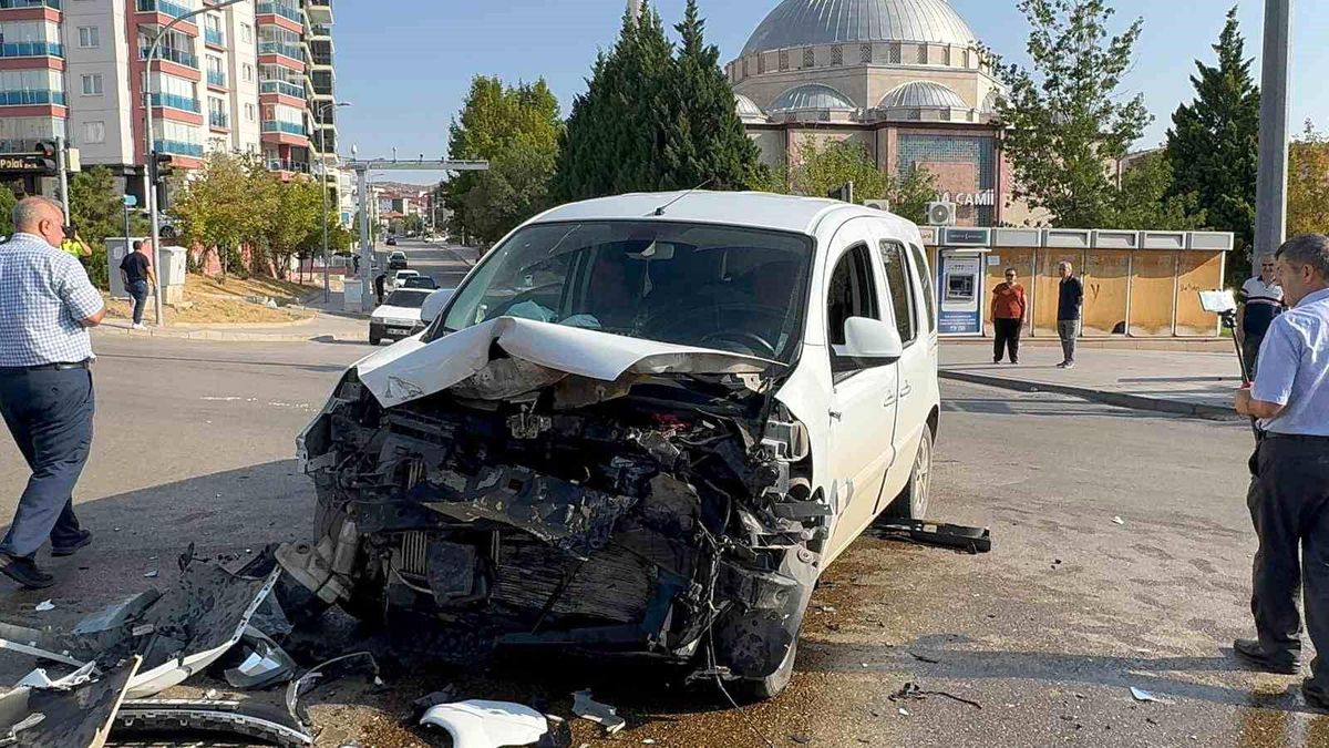 Kırıkkale'de İntihar Vakası İçin Giden Ekip Aracına Otomobil Çarptı: 3 Yaralı