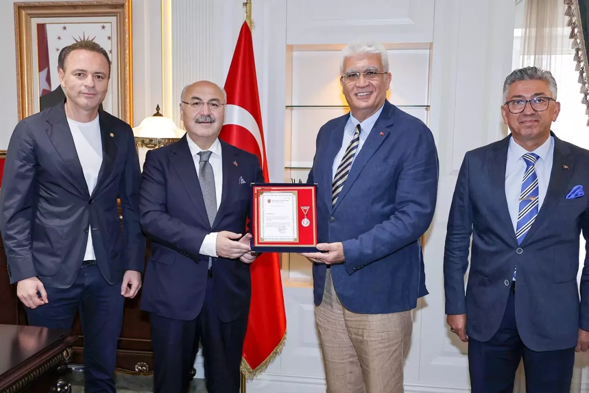 Vali Köşger'den TSKGV'ye bağış yapanlara teşekkür plaketi