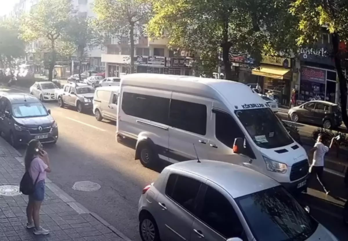 Yol Vermeme Tartışması Sonrası Motosikletli Sürücü Minibüse Nacakla Saldırdı