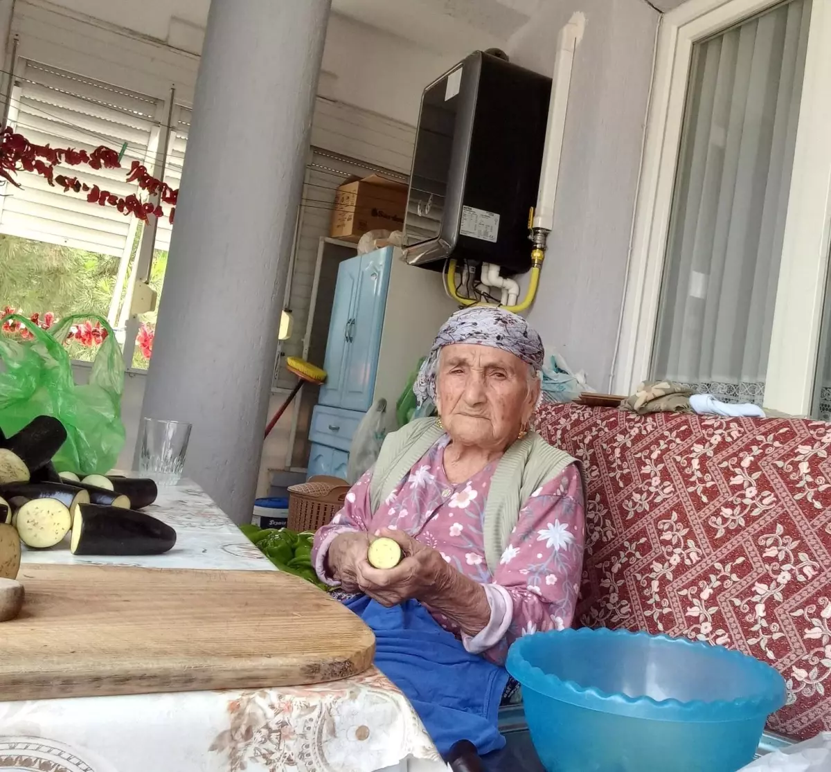 96 Yaşındaki Fatma Nine, Kış Hazırlıklarını Kendi Ellerleriyle Yapıyor