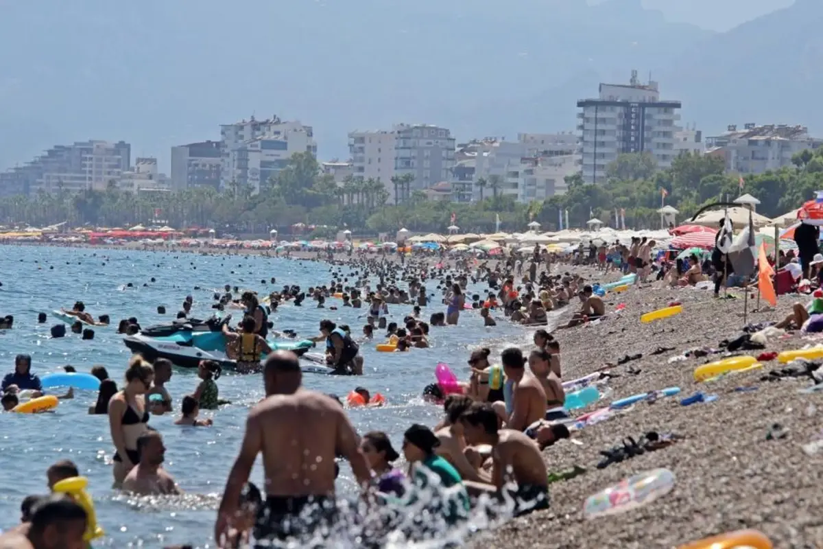 Antalya'da deniz bile yanıyor! Sıcaklık 32 dereceye ulaştı