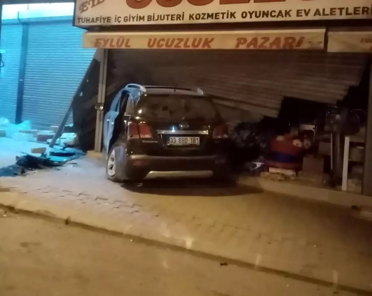 Mersin'de Kaza: Araç Kaldırıma Çıktı ve İşyerine Girdi, 2 Yaralı