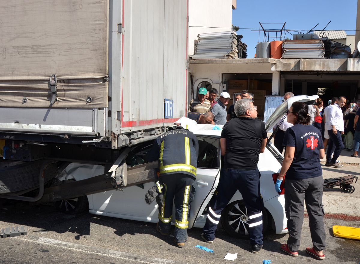 Antalya'da TIR'a Çarpan Otomobilin Sürücüsü ve Ailesi Yaralandı