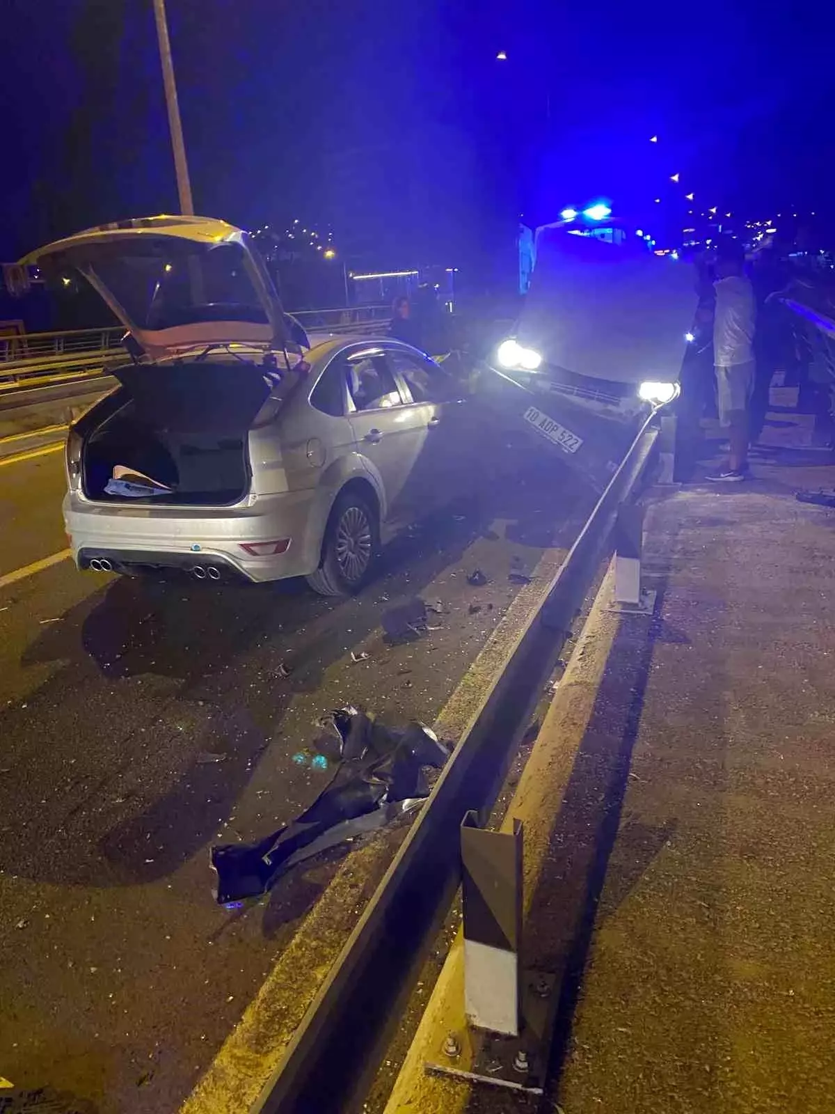 Balıkesir'de Çift Taraflı Trafik Kazası: 2 Yaralı