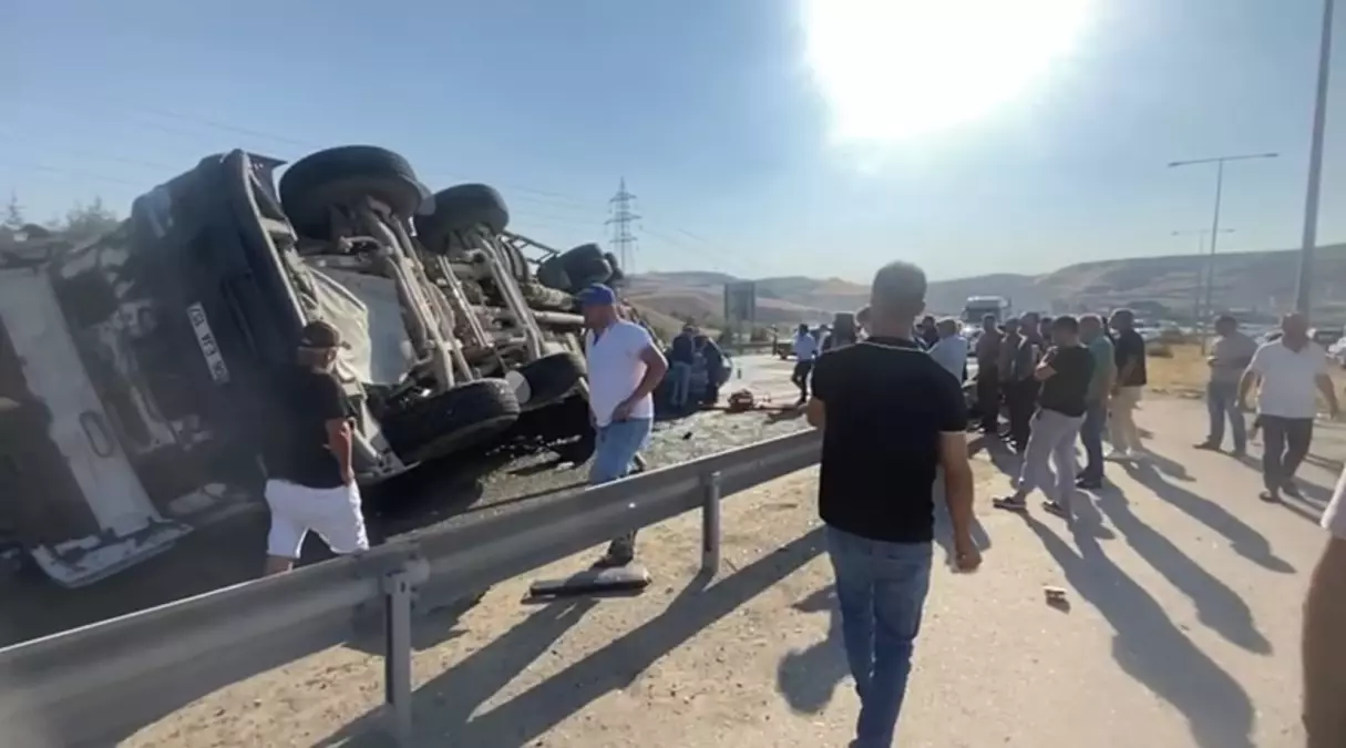 Beton Mikseri Otomobilin Üzerine Devrildi: 6 Yaralı
