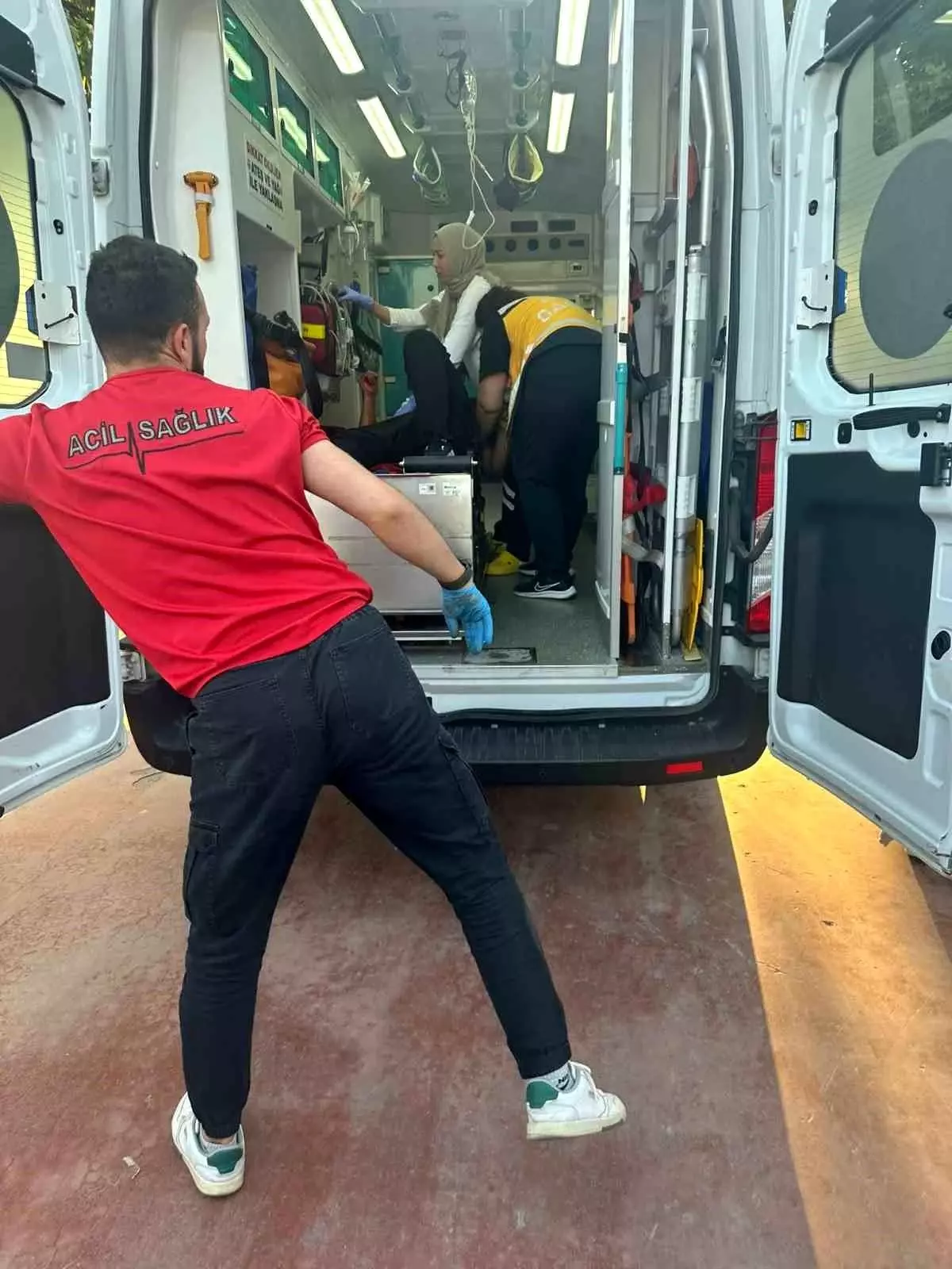 Darıca'da 4 kişinin saldırısına uğrayan genç bıçaklandı