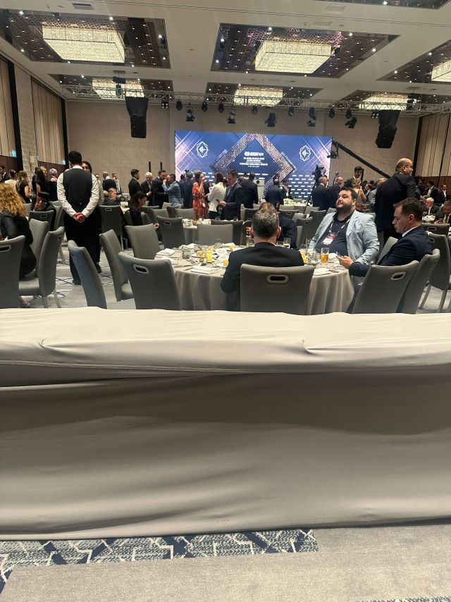 DEİK galasında iş adamlarının tepkisini çeken oturma düzeni