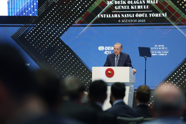 DEİK galasında iş adamlarının tepkisini çeken oturma düzeni