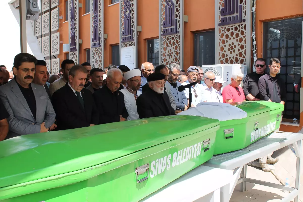 Mustafa Destici, BBP Sivas İl Başkanı Ahmet Polat'ın Eşinin Cenazesine Katıldı