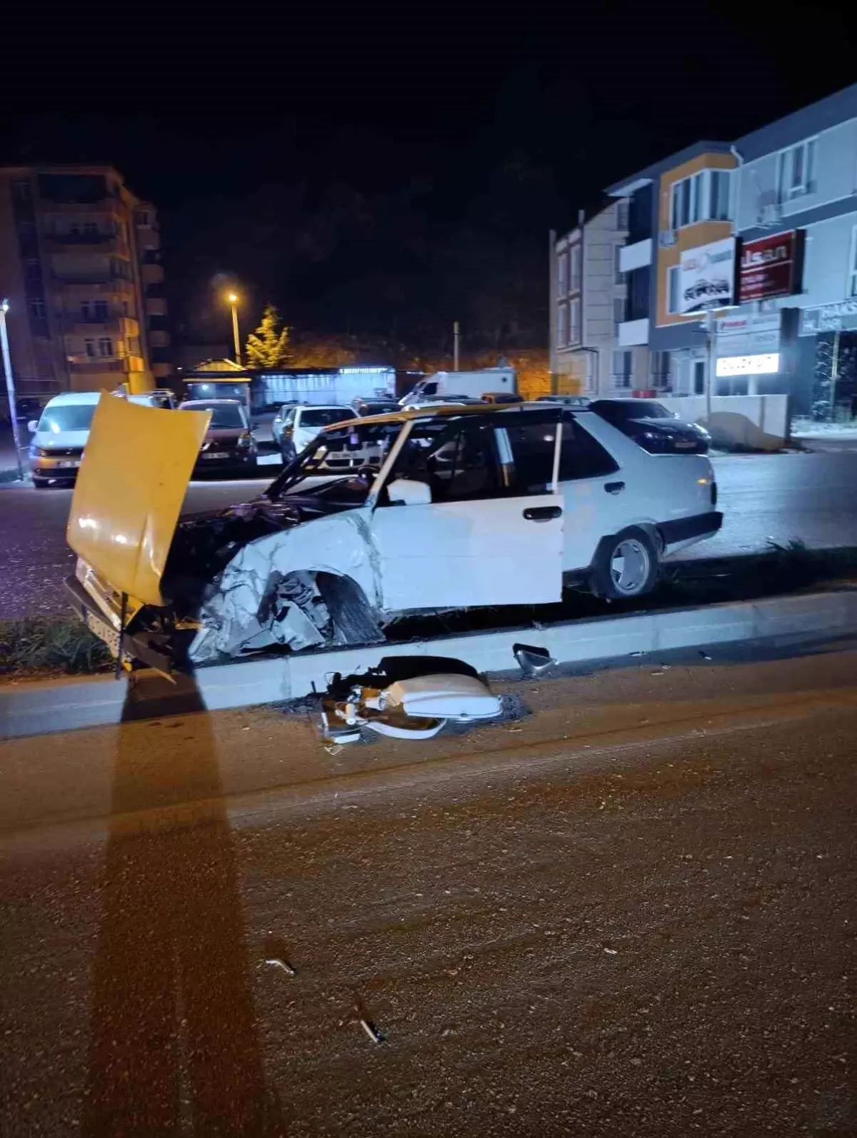 Alkollü Sürücü Elektrik Direğine Çarptı, 1 Yaralı