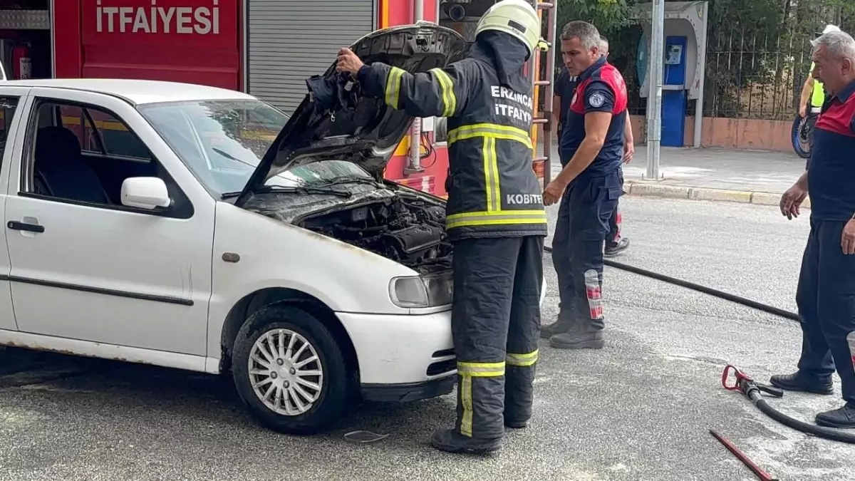 Erzincan'da Seyir Halindeyken Alev Alan Otomobil Kül Olmaktan Kurtarıldı