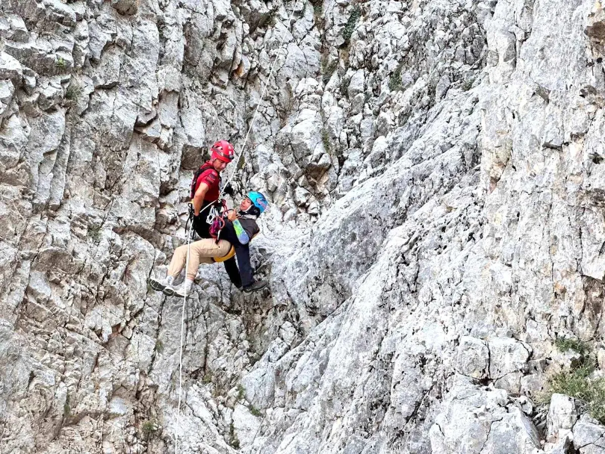 Fethiye'de Yamaç Paraşütü Kazası: İki Kişi 3 Saatte Kurtarıldı