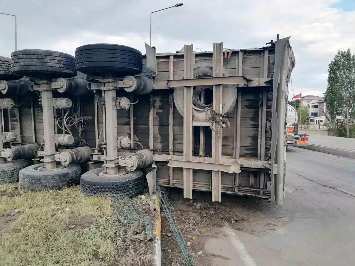 Freni Boşalan Tır, Erzurum'da Dehşet Saçtı