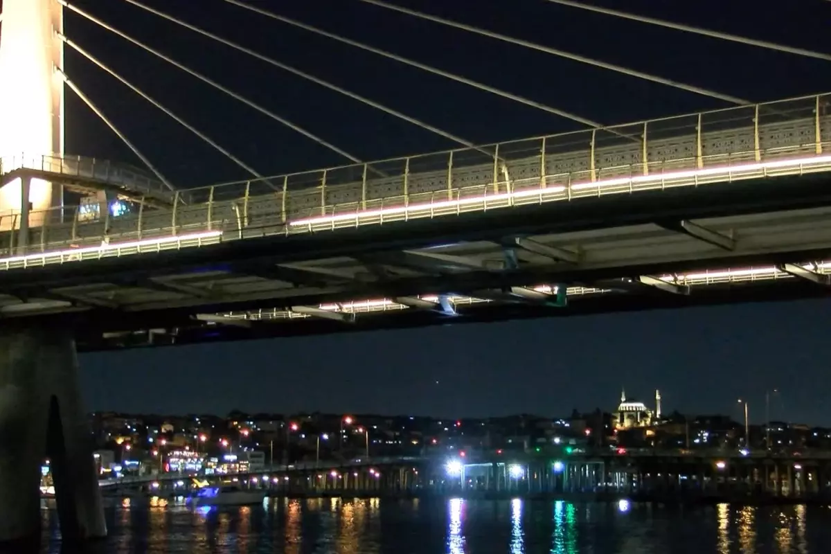Haliç Metro Köprüsü'nden denize düşen kişi kayboldu