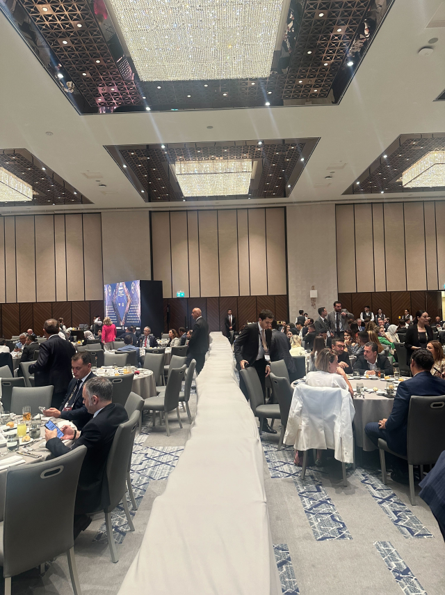 İş dünyasını buluşturan DEİK galasında tepki çeken oturma düzeni