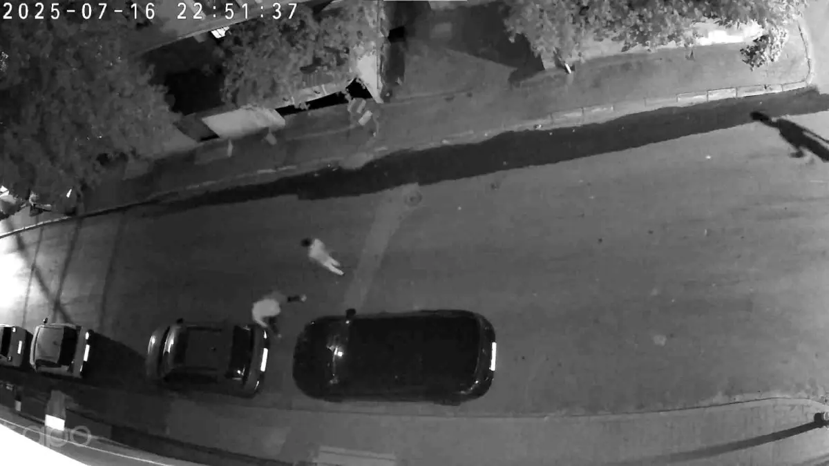 Sancaktepe'de Park Halindeki Araca Yumruk Atıldı