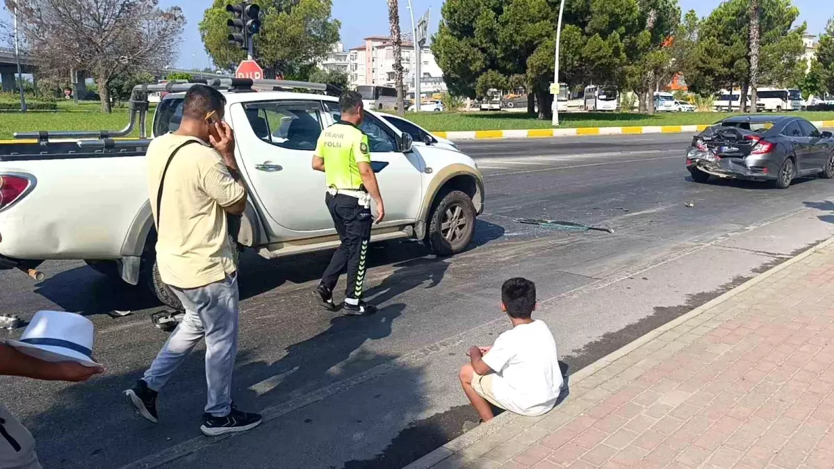 Antalya'da Kırmızı Işıkta Kaza: 1 Yaralı, Küçük Çocuğun Üzüntüsü Dikkat Çekti