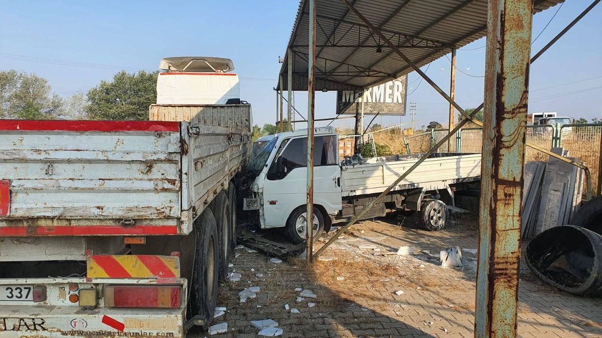 İnegöl'de Lastiği Patlayan Kamyonet Kaza Yaptı: İki Yaralı
