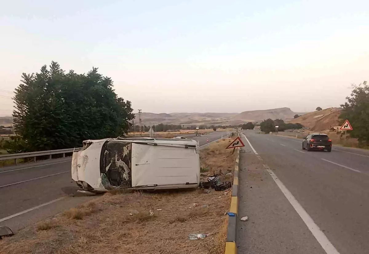 Beypazarı'nda Lastiği Patlayan Otomobil Takla Attı, 2 Yaralı