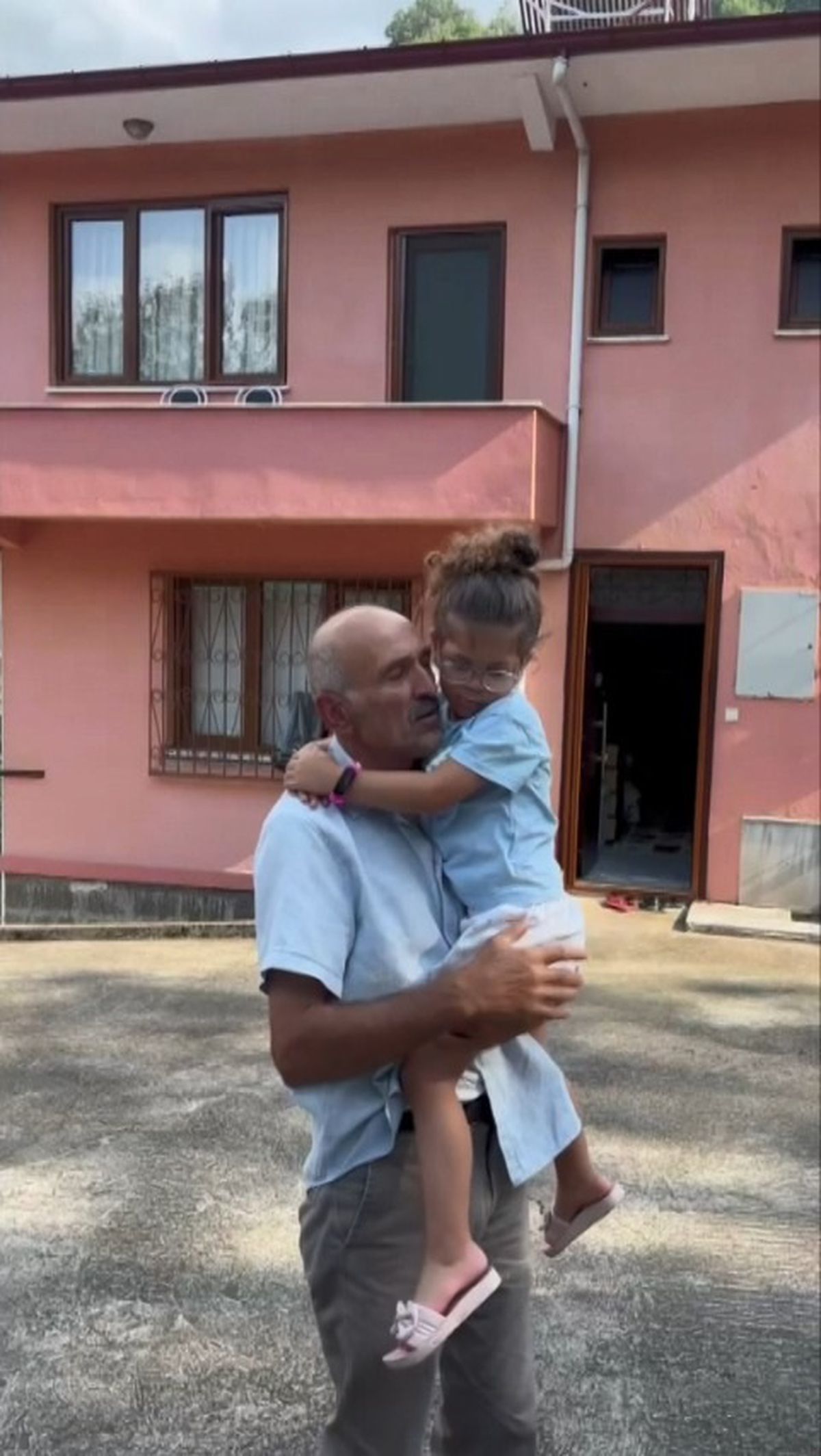 Dede ve Torun, Hasret Sonrası Yeniden Bir Araya Geldi