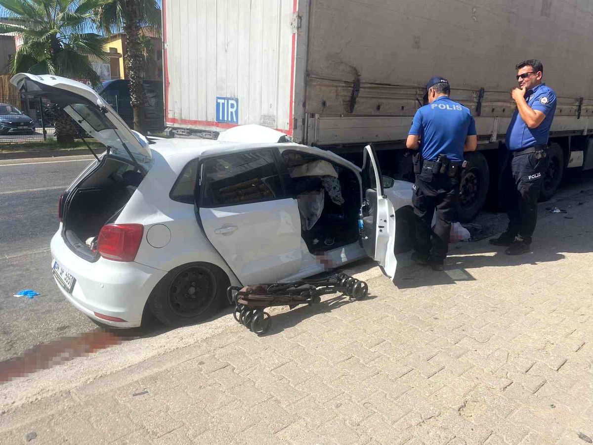 Antalya'da Seyir Halindeki Otomobil Park Halindeki Tıra Çarptı: 4 Yaralı