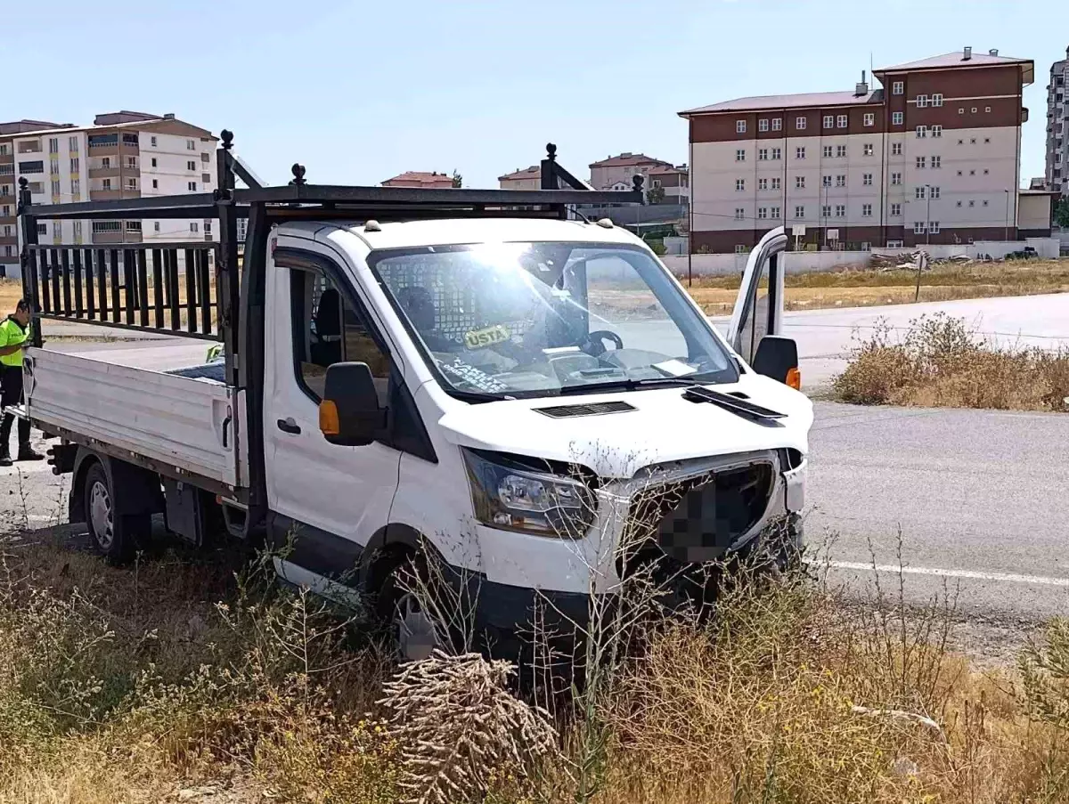 Sivas'ta Kamyonet ile Otomobil Çarpıştı: 6 Yaralı